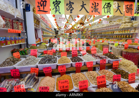 Produits à vendre au quartier pittoresque de Chinatown, Vancouver, Colombie-Britannique, Canada. Banque D'Images