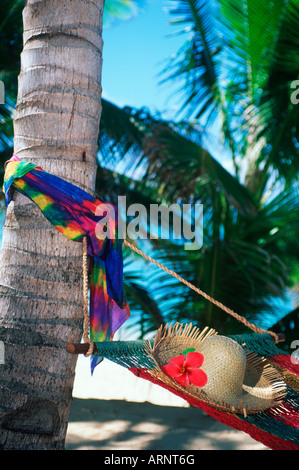 Les Îles Cook, le Pacifique Sud, de Rarotonga, hamac avec chapeau de paille et thong pantie Banque D'Images