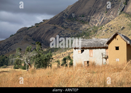 Petite maison avec toit de paille dans la réserve Anjaha Madagascar Banque D'Images