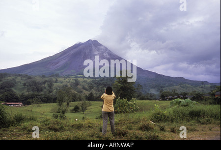 Costa Rica, Volcan Arenal dans Guancaste Province. Photographier les touristes fumeurs cône. Banque D'Images