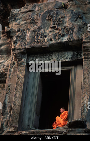 L'Asie du Sud, Cambodge, Siem Reap, Angkor Wat, le moine bouddhiste se trouve sur le temple Banque D'Images