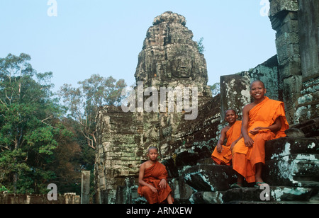 L'Asie du Sud, Cambodge, Siem Reap, Angkor Thom, les jeunes moines bouddhistes s'asseoir sur le temple Banque D'Images