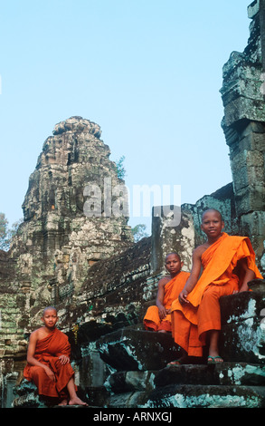 L'Asie du Sud, Cambodge, Siem Reap, Angkor Thom, des moines bouddhistes s'asseoir sur le temple Banque D'Images