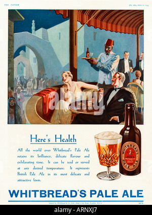 Dans le monde entier, Heres Whitbread, 1933 Santé publicité pour la pale ale en bouteille dans un établissement d'Afrique du Nord Banque D'Images