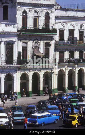 Cuba, La Havane - vieilles voitures américaines comme 'passagers attendent des taxis privés' en face de El Capitolio Banque D'Images