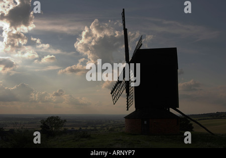 [Brill Moulin], Buckinghamshire, Angleterre, Royaume-Uni, silhouette de 'traditionnels' post mill contre Ciel, nuages et vent face à voiles Banque D'Images