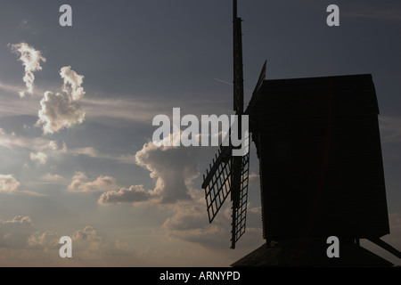 [Brill Moulin], Buckinghamshire, Angleterre, Royaume-Uni, silhouette de 'traditionnels' post mill contre Ciel, nuages et vent face à voiles Banque D'Images