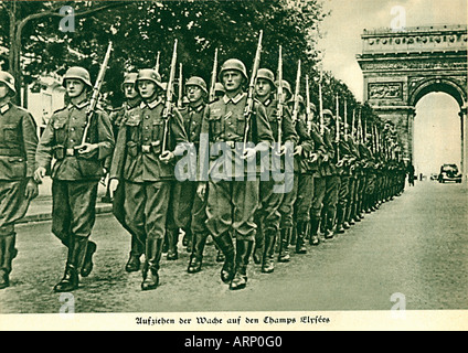 Les troupes allemandes dans les Champs Elysées 1940 Photo de propagande de la Wehrmacht marchant à Paris Banque D'Images