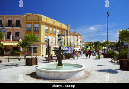 Fontaine et square, Arroyo de la Miel, Benalmadena, Costa del Sol, Espagne Banque D'Images