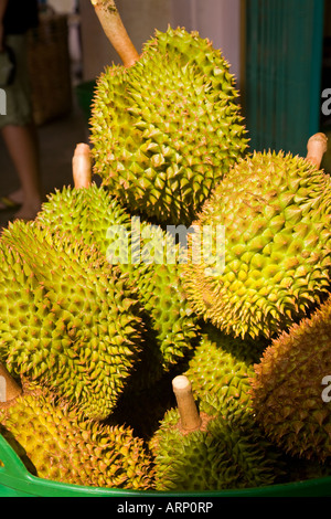 Durian au Pak Klong Talat Marché de fleurs et de légumes à Bangkok, Thaïlande Banque D'Images