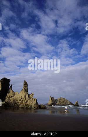USA (Oregon Coast Highway, à Bandon, piles de la mer et plage de sable fin, runner on beach Banque D'Images