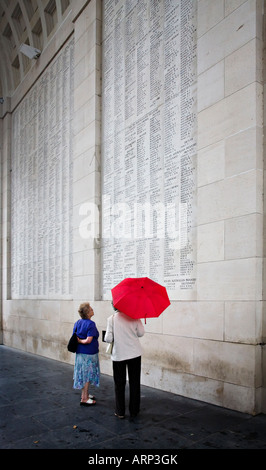 Deux femmes avec parapluie rouge lire les noms des soldats morts en Porte de Menin, Ypres, Belgique Banque D'Images