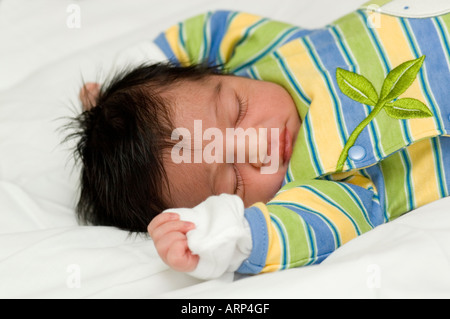 Naissance bebe Fille stretching Banque D'Images