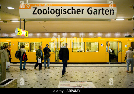 U bahn berlin s'est arrêté à la station Zoologischer Garten Banque D'Images