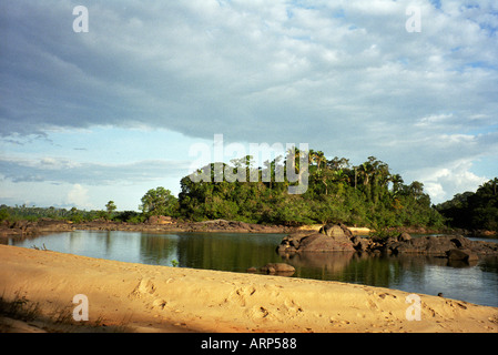 Vue sur l'île de Tataquara en face de l'eau avec banc de sable en premier plan. Île Tataquara, État de Para, Brésil. Banque D'Images