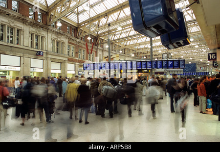 Une foule de navetteurs qui regardent les panneaux d'horaires des trains sur le principal hall de la gare de Waterloo à Londres. Londres, Royaume-Uni. Banque D'Images