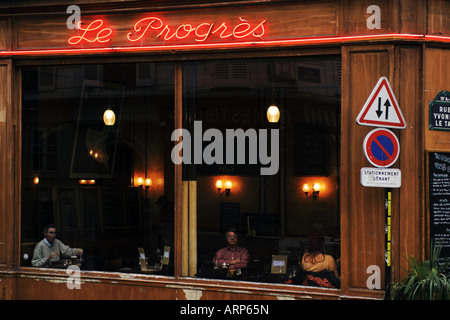 L'extérieur d'un café bistro dans le quartier Montmartre de Paris France Banque D'Images