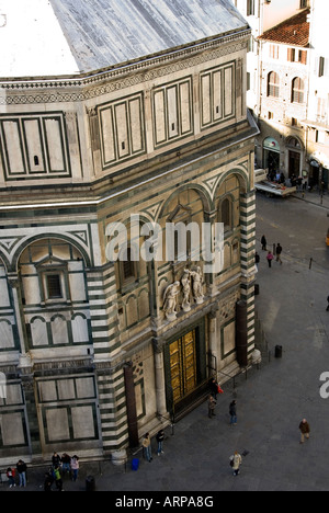 Baptistère portes conçues par Lorenzo Ghiberti et appelé les portes du paradis photographié d'en haut du clocher Banque D'Images