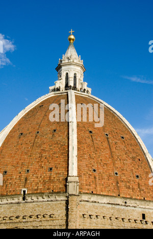 Le dôme de la cathédrale Santa Maria del Fiore de Florence Cathédrale avec les touristes ayant grimpé au sommet. Banque D'Images