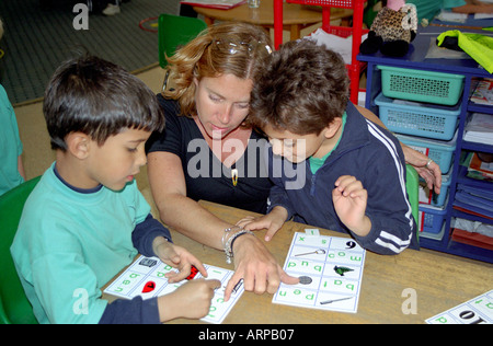 Les enfants de l'école dans une salle de classe Banque D'Images