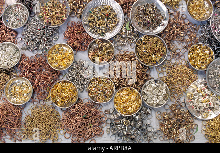Un tableau d'étain et de zinc zinc laiton cuivre bagues for sale at market Khajuraho Madhya Pradesh, Inde Banque D'Images