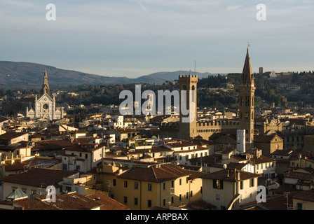 Toits de Florence avec Santa Croce, les tours du Bargello et la Badia. Distance à la Piazzale Michelangelo Banque D'Images