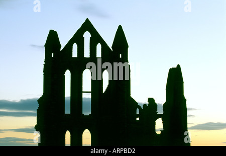 L'Abbaye de Whitby bénédictin fondé 657AD. Ruine sur East Cliff de vieux port de Whitby, North Sea Coast of North Yorkshire, Angleterre. Banque D'Images