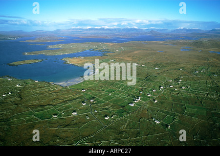 N. de Mace Head sur plage de Moyrus et Bertraghboy Bay aux douze Pins montagnes. La région du Connemara, dans le comté de Galway, Irlande. Banque D'Images