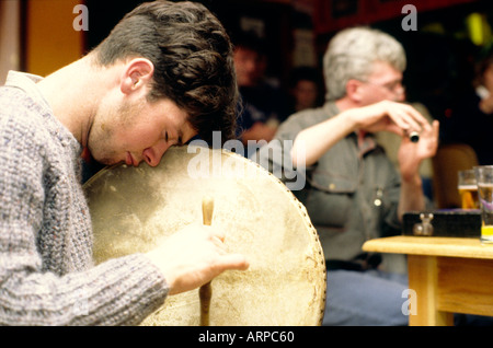 Le pub irlandais traditionnel et des musiciens jouant une musique de flûte bodhran dans un bar dans la ville de Bantry, dans le comté de Cork, au sud-ouest de l'Irlande. Banque D'Images