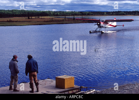 De Havilland Beaver hydravion arrive au quai du lac Banque D'Images