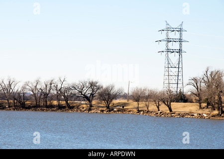 Stations d'alimentation électrique et de lignes de transmission à côté de lac Overholser à Oklahoma City, Oklahoma, USA. Banque D'Images