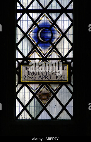 Vitrail dans la cathédrale de Gloucester, en Angleterre, en commémoration de la bataille de la rivière Imjin, Corée. Banque D'Images