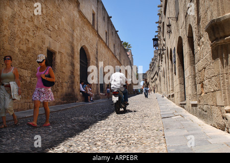 Les touristes visiter la ville de Rhodes, l'île de Rhodes Grèce Centre Banque D'Images