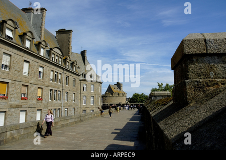 Les touristes à pied le long de la promenade des remparts de la vieille ville, Saint Malo, Bretagne, France. Banque D'Images