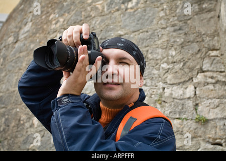 En prenant une photo avec l'appareil photo reflex numérique Banque D'Images