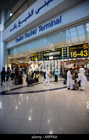 L'Aéroport International de Dubaï Émirats Arabes Unis Le Cheikh Rashid Departure Lounge et Duty Free Area Banque D'Images