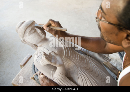 Une sculpture d'un artisan compétent statue de Bouddha en pierre en Inde Banque D'Images