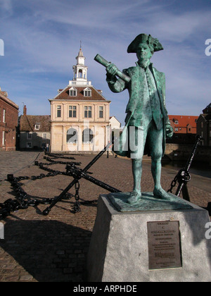 Statue de George Vancouver debout devant le Custom House en Kings Lynn à Norfolk Banque D'Images