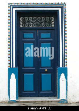 Charmant porte bleue à Asilah au Maroc Banque D'Images
