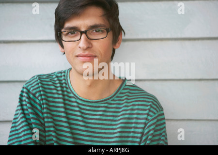 Jeune homme en chemise rayée vert Banque D'Images