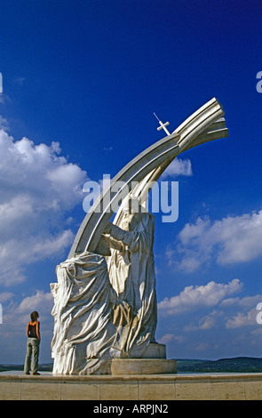 La Statue de couronnement du premier roi de Hongrie - St. Stephen - par un envoyé spécial du pape à Esztergom, Hongrie Banque D'Images