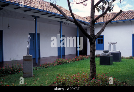 Atrium du Musée Municipal d'art moderne avec un arbre et des sculptures modernes dans la ville de Cuenca en Equateur Banque D'Images