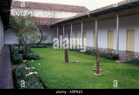 Atrium du Museo Municipal de Arte Moderno avec pelouse et fleurs sculptures modernes dans la ville de Cuenca en Equateur Banque D'Images