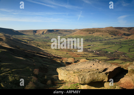 Vue d'hiver de la vallée de l'arrière Edale, Tor, Derbyshire Peak District National Park, Angleterre, Royaume-Uni. Banque D'Images