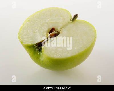 Close up de couper la moitié de pomme Bramley isolé sur fond blanc Banque D'Images