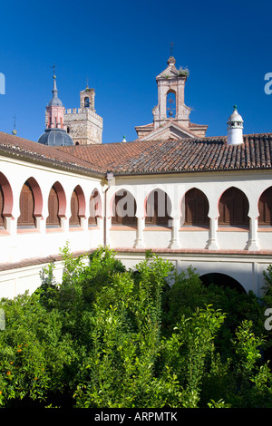 Guadalupe, Estrémadure, Espagne. Galerie donnant sur la cour centrale du parador, un ancien hôpital du 15ème siècle. Banque D'Images