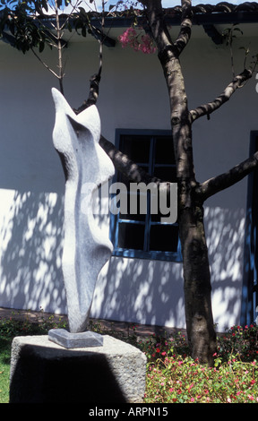 Arbre et la sculpture moderne dans le jardin de la Museo Municipal de Arte Moderno dans la ville de Cuenca en Equateur Banque D'Images