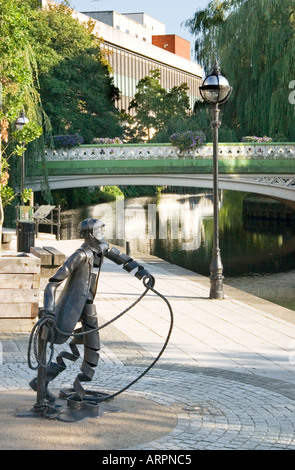 La Sculpture Bargeman Guildford Town Wharf UK Banque D'Images