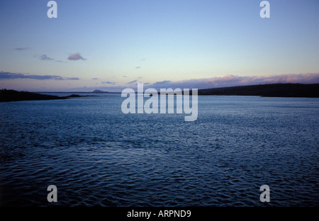 Crépuscule sur la mer sur les Galapagos Banque D'Images