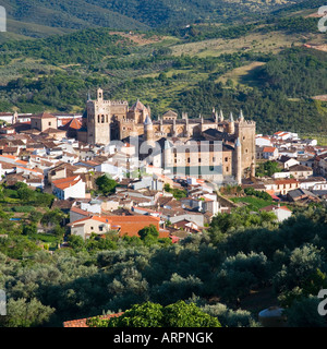 Guadalupe, Estrémadure, Espagne. Vue sur le village à partir de la colline, le Real Monasterio de Santa María de Guadalupe proéminent. Banque D'Images